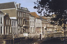 851658 Gezicht op de Weerdsluis te Utrecht, met op de achtergrond panden aan de Bemuurde Weerd W.Z.